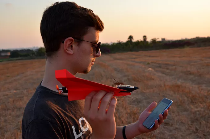 在纸飞机上轻松安装15g动力系统，童年玩具一秒变高端遥控飞机模型|海外黑科技
