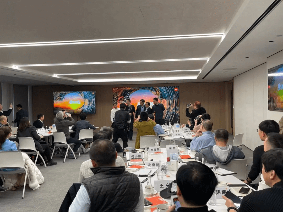 昔日的小兄弟变大哥：胡玮炜消失，戴威变成老赖，哈啰上市