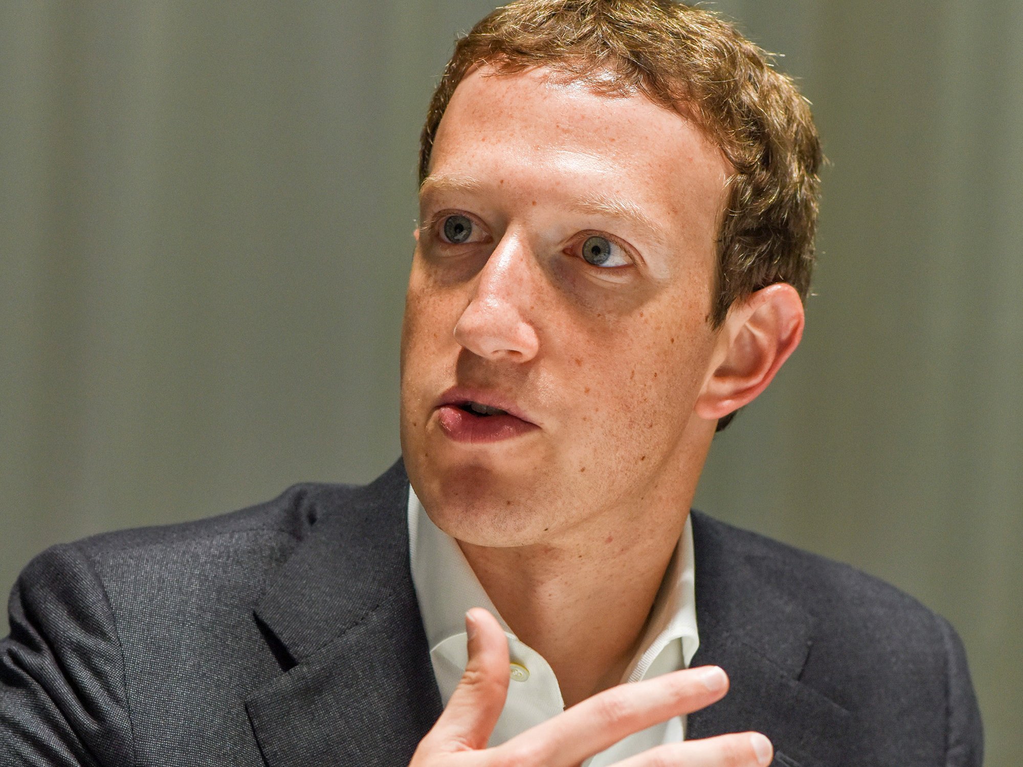 小扎最新访谈实录:对自己在mwc的照片作出回应,并称未来虚拟现实聊天