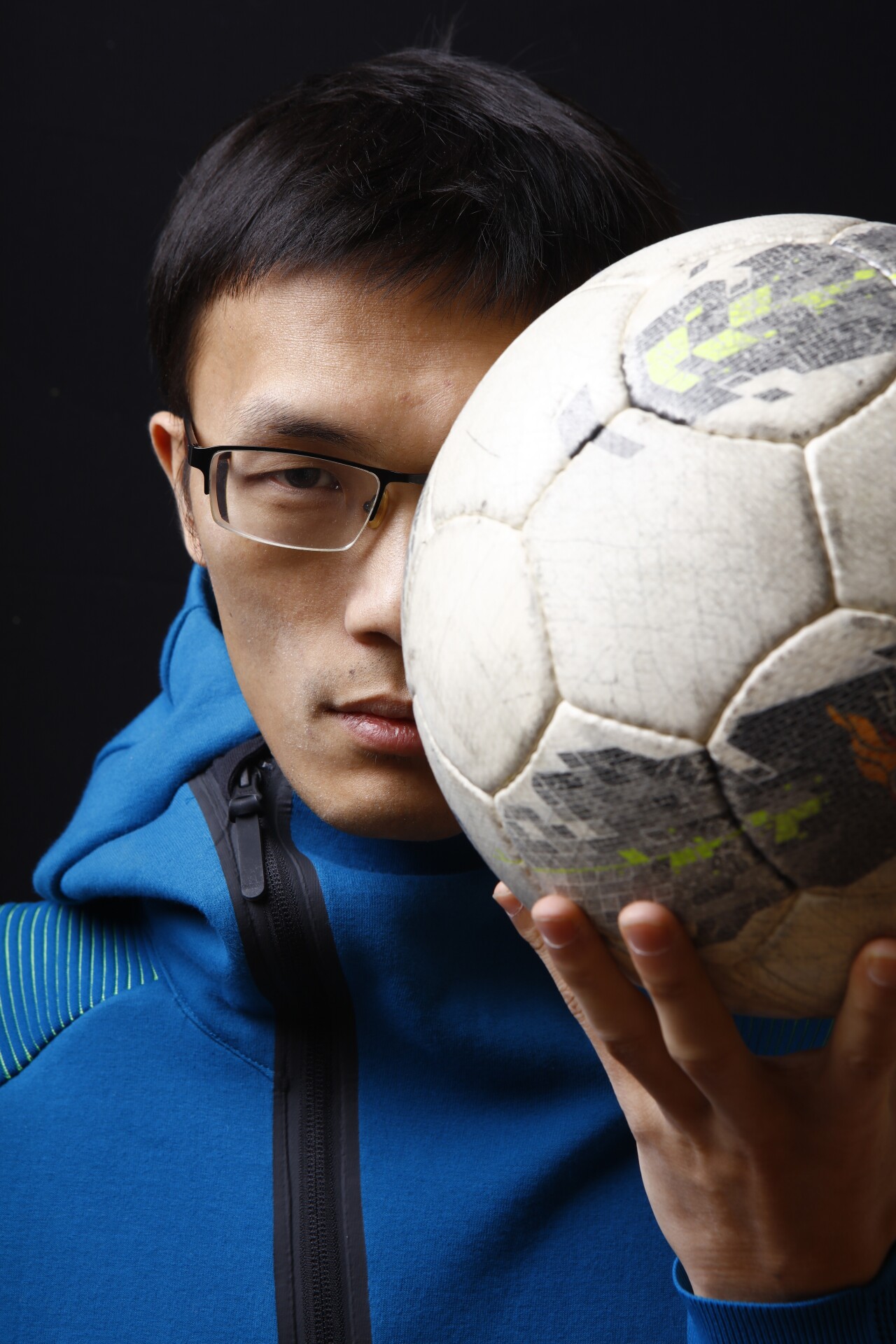 贴吧出身,3年收获2900万脑残粉,围绕懂球帝陈聪的争议从未间断│人物