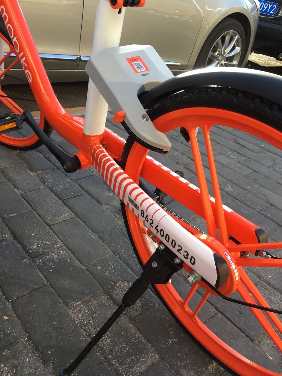 在智能锁上,摩拜单车还发布了代号为"hawk"(鹰)的新一代智能锁,开锁