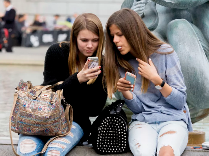 海外报道丨法国立法禁止学生在校使用智能手机