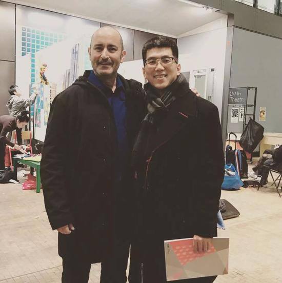 徐易容在伦敦中央圣马丁艺术与设计学院,与Nicholas Rhodes教授合影