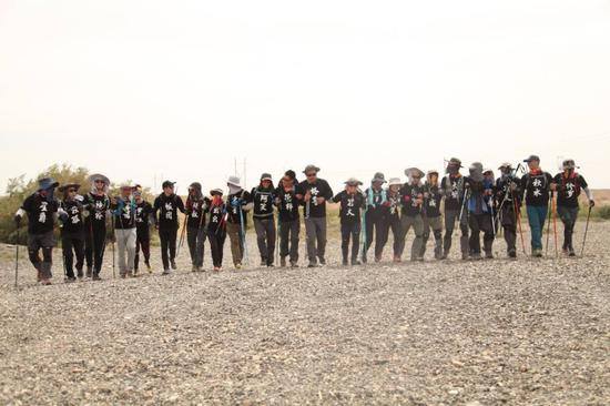 2017年陈琪带高管团队在戈壁毅行