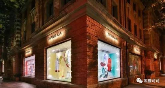 （上下在上海淮海中路的体验店，在夜幕里本身就是缄默又欲言的故事）