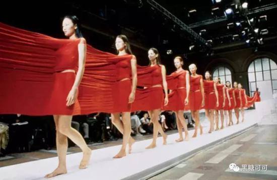 （三宅一生的广告片，完全酷到没朋友）