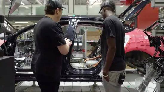 马斯克带领YouTuber Marques Brownlee 参观特斯拉工厂，左边的是肥宅马斯克