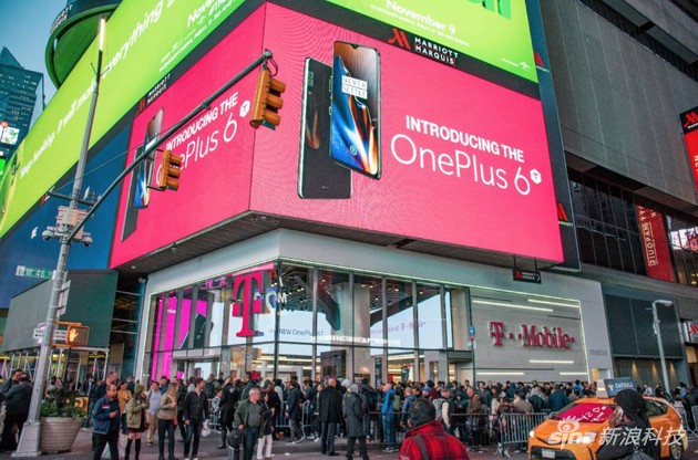 排长队买一加的场景