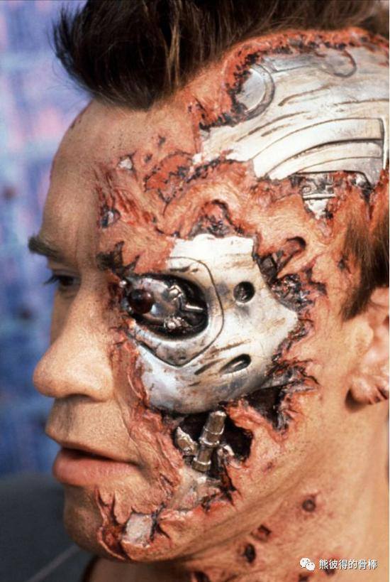 图为《终结者2》中的T-800机器人形象