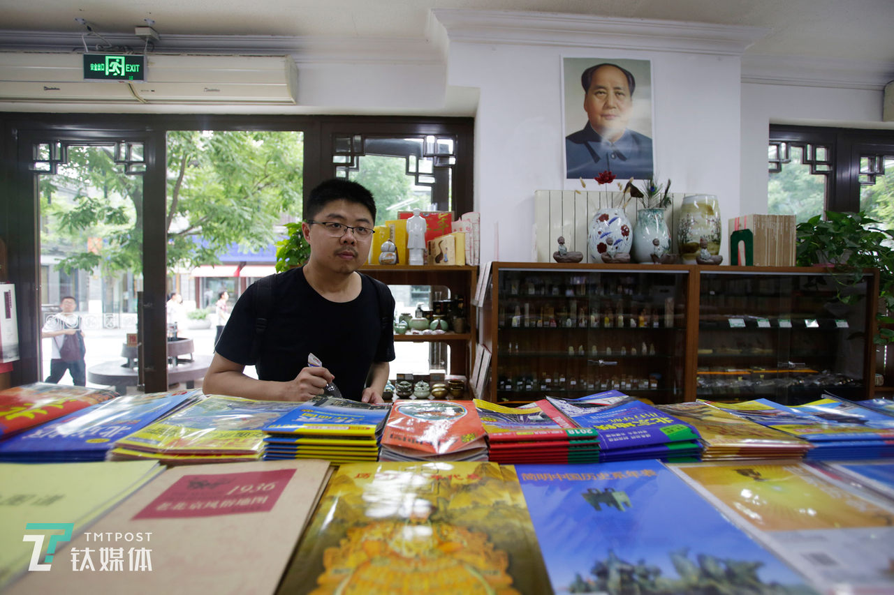 9月20日，北京，演出结束后的第二天，呼兰在一家书店买书。