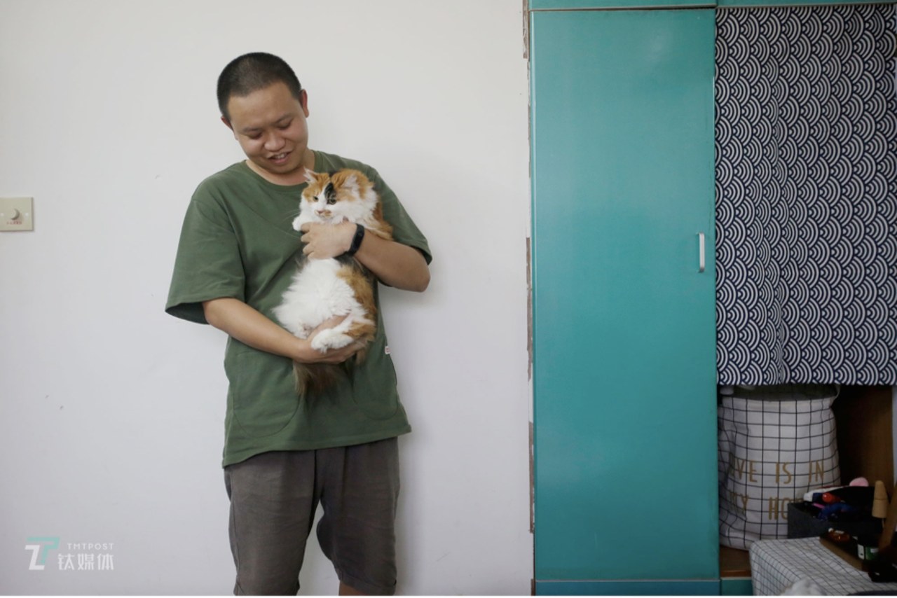 上海，《吐槽大会》幕后编剧小罗在住处。在《吐槽大会》他为主持人张绍刚撰写台本。