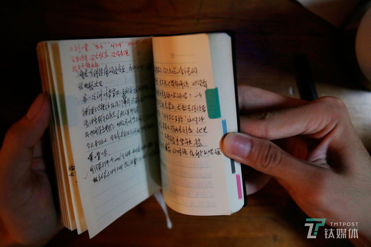 一场开放麦现场，一位脱口秀新人向钛媒体《在线》展示自己的笔记本。他把这个小本子放在兜里，准备随时记下自己的灵感。