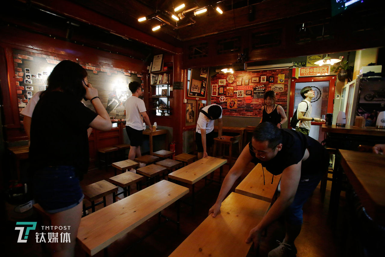 9月26日（时间再确定一下原片），北京，噗哧脱口秀的一场开放麦开始前，已经到达现场的演员和工作人员一起摆放现场座位。