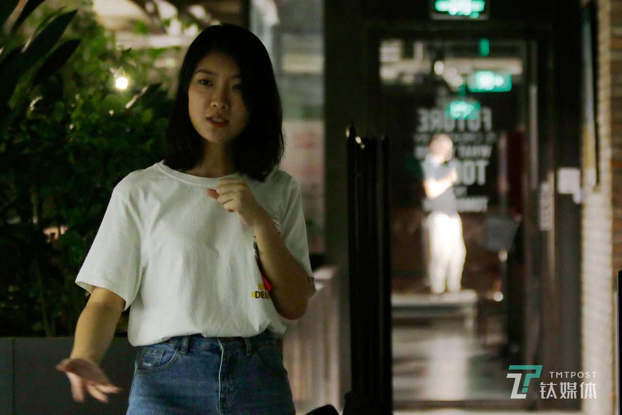 9月19日晚，北京，脱口秀演员沈清在上台前练习。沈清24岁，入行一年半，她是笑果文化的专职脱口秀演员，除了高密度地演出，她还负责公司的一些新人培训工作。