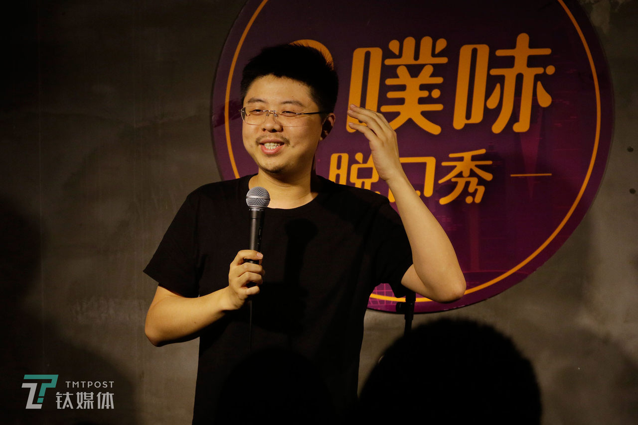 2018年9月19日晚，上海，呼兰在一场商演出中讲脱口秀。