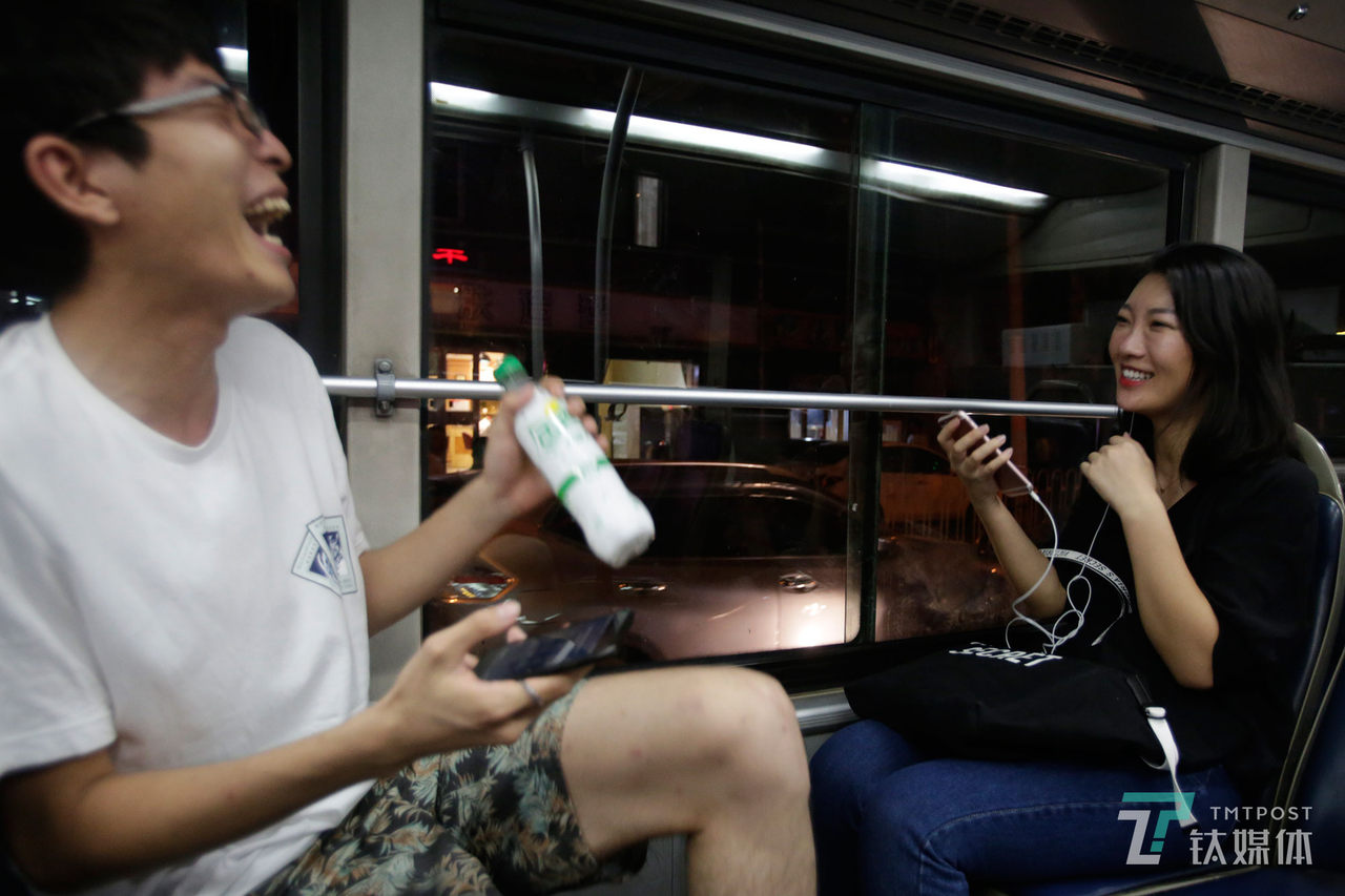 北京，一场演出结束，沈清和一位脱口秀演员朋友坐车离开，两人聊起了一件好笑的事情。