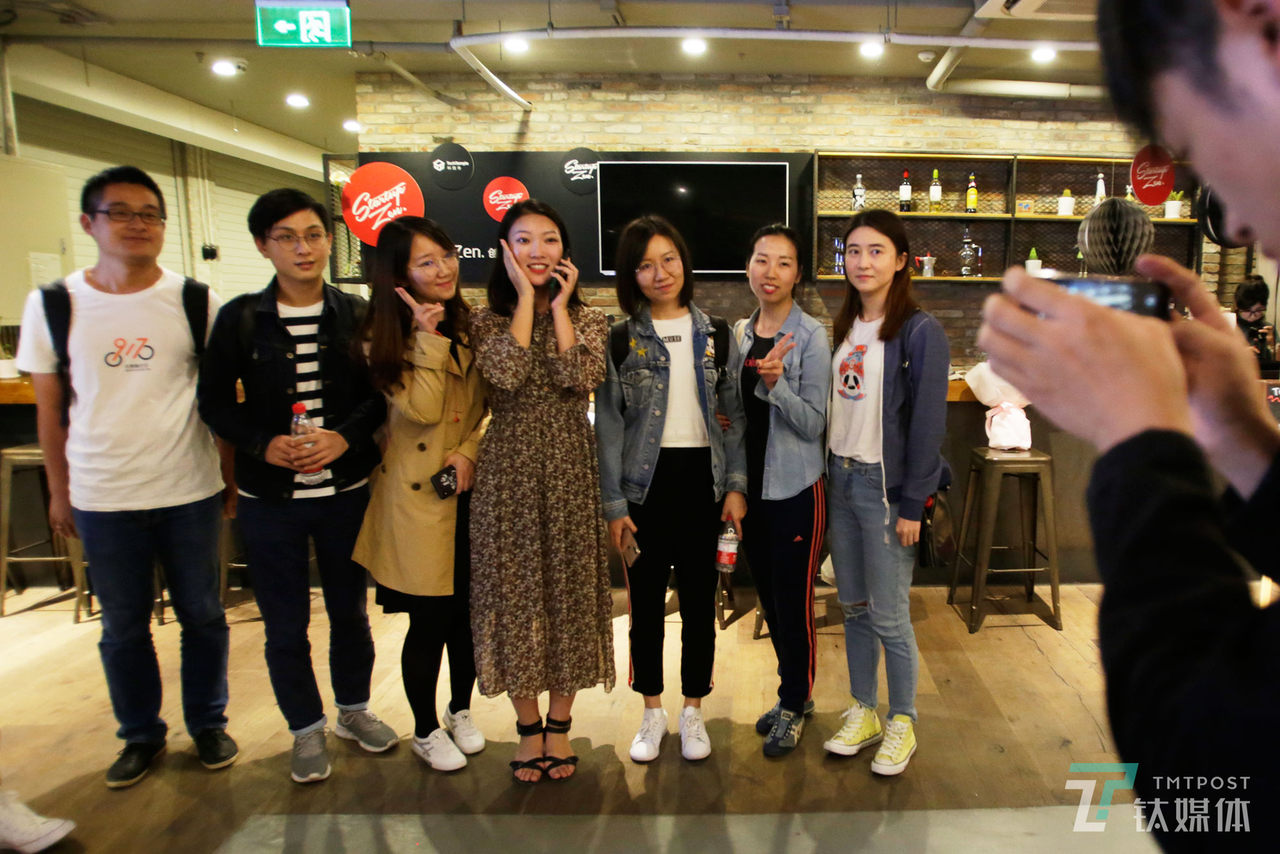 9月29日晚，北京，1/2专场结束后，沈清同几位观众合影。