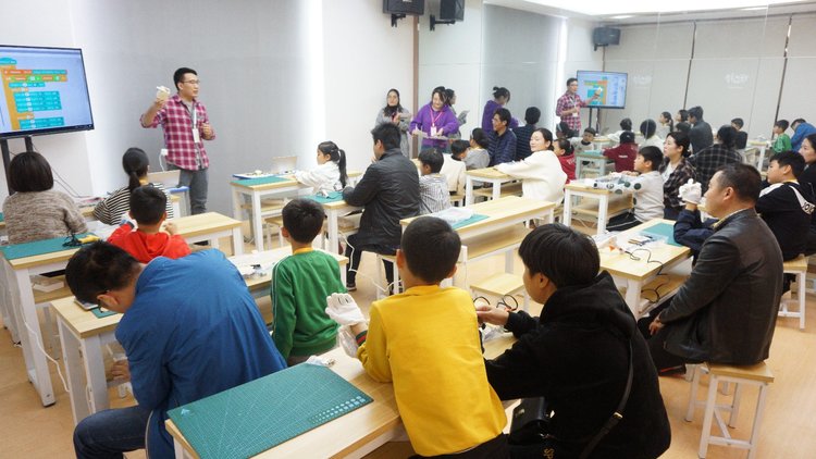 引领少儿编程市场：创新合作店模式，整合硬件、内容、平台，探索独特维度