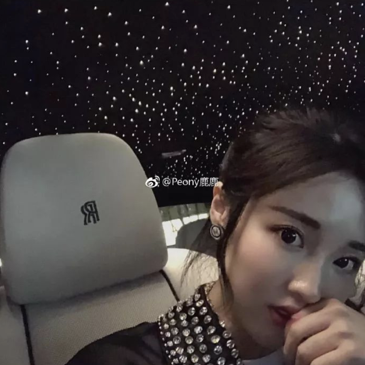 龙茜乃知名网红白富美,其微博和小红书账号为"peony鹿鹿",目前系女装