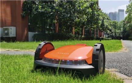 「七桥机器人」研发智能剪草机器人，以庭院切入市场，为多规格绿地提供服务