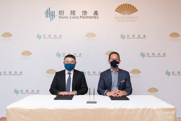 恒隆地产行政总裁卢韦柏先生（左）及文华东方酒店集团行政总裁詹伟理先生（右）代表两家公司签署合约，共同于恒隆的高端综合商业项目杭州恒隆广场开设杭州文华东方酒店。