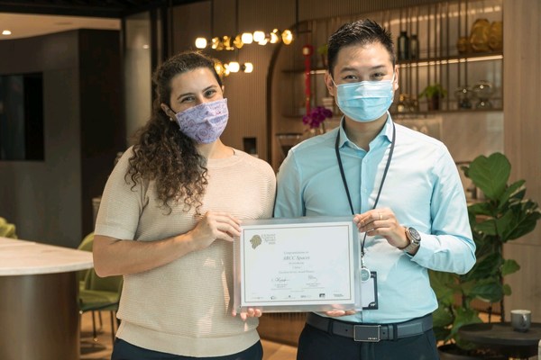 艾克商务中心新加坡运营团队成员Maeva Sauve（左）和Hanson Chong（右）获颁EXSA荣誉证书