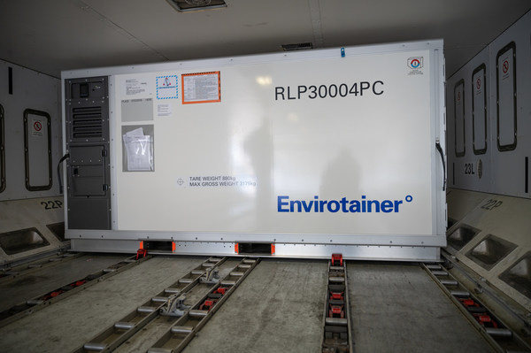 温瑞通医药温控空运集装箱Releye(R) RLP具有革新性的使用空间及独立自主性，深度整合的实时监控，采用独特的气流技术以确保箱内货舱空间最大程度地保持温度稳定。