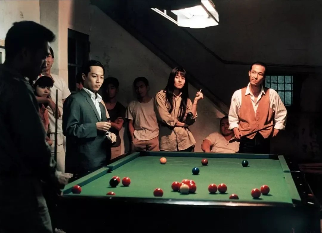 电影《牯岭街少年杀人事件》中,一帮混混把控着台球室,在那里,台球并
