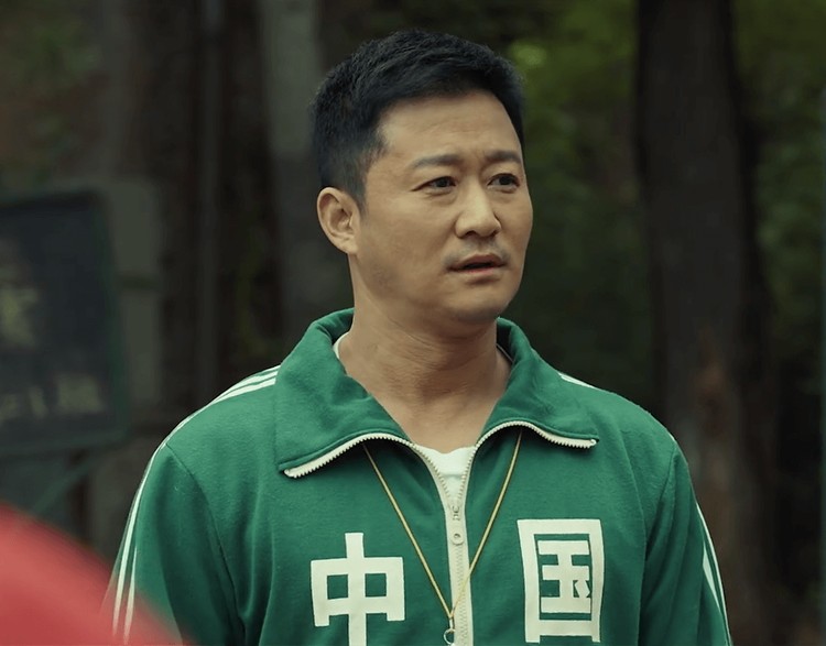吴京打造独特风格,东京奥运火爆梅花运动服带你重返时尚巅峰!