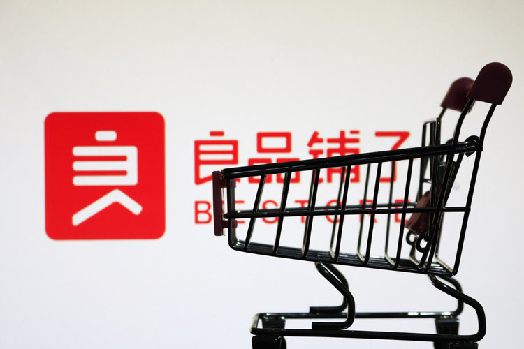 三只松鼠、来伊份、良品铺子半年报PK：揭秘零食界霸主！