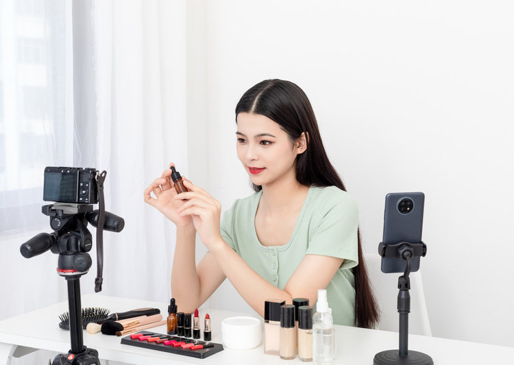 当消费者纠结时，“李佳琦”等如何应对？