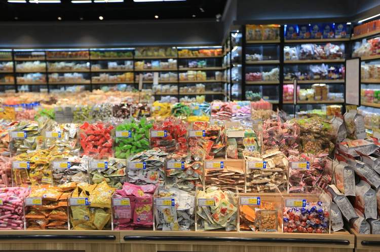 揭秘乡镇零食店：日均8000元营收背后的惊人真相