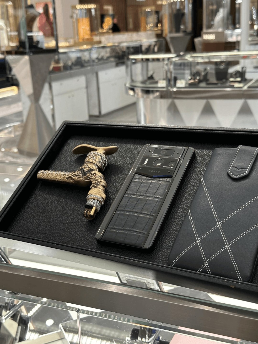 vertu"水龙头打火机"卖两万,手机厂做奢侈品比lv还野! - 创业邦