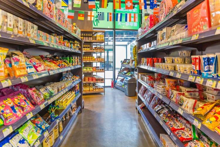为何如此之近？几百米内就见零食店，背后的秘密是什么？