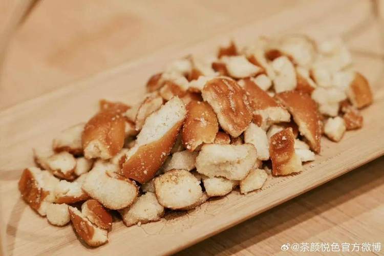 抢购！2元奶茶边角料暴涨入账上亿，00后热捧这款“顶级零食”