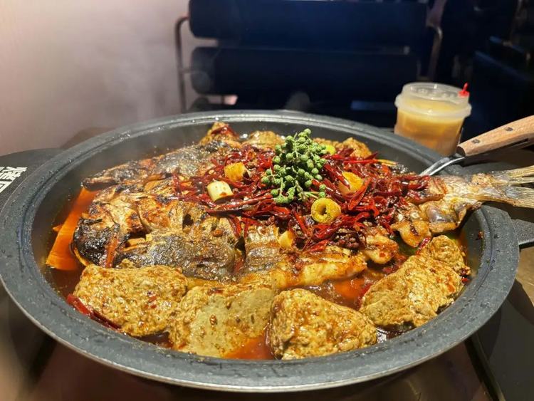 揭秘！独家插队福利：这家烤鱼店让打工人排队7小时，原因竟是排队区设有专属办公桌？