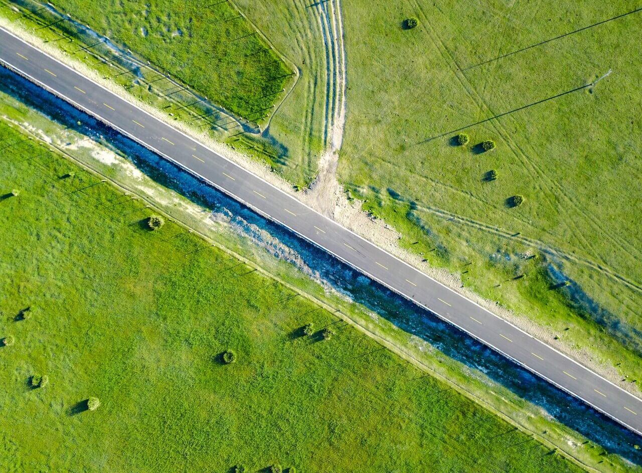 摄图网_500531771_航拍草原上的公路(企业商用).jpg