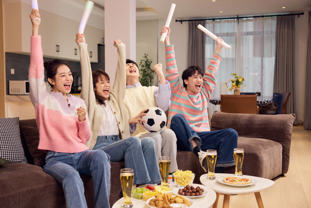 摄图网_507512413_年轻人在客厅一起聚会看球赛（企业商用）.jpg