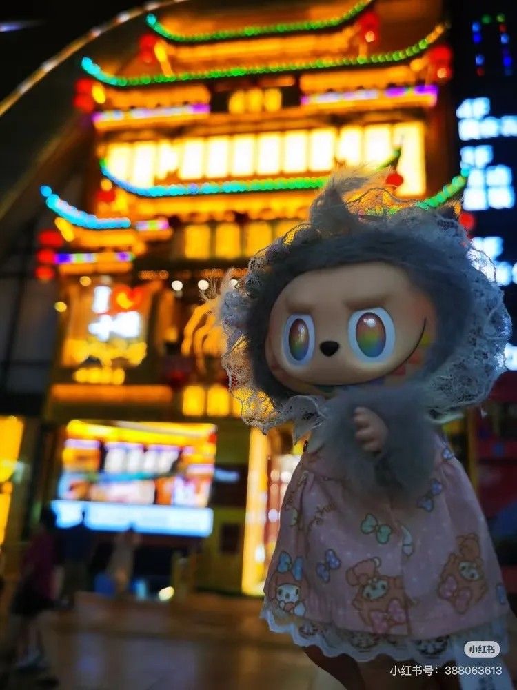 穿好新衣的Labubu陪Logan四處出差