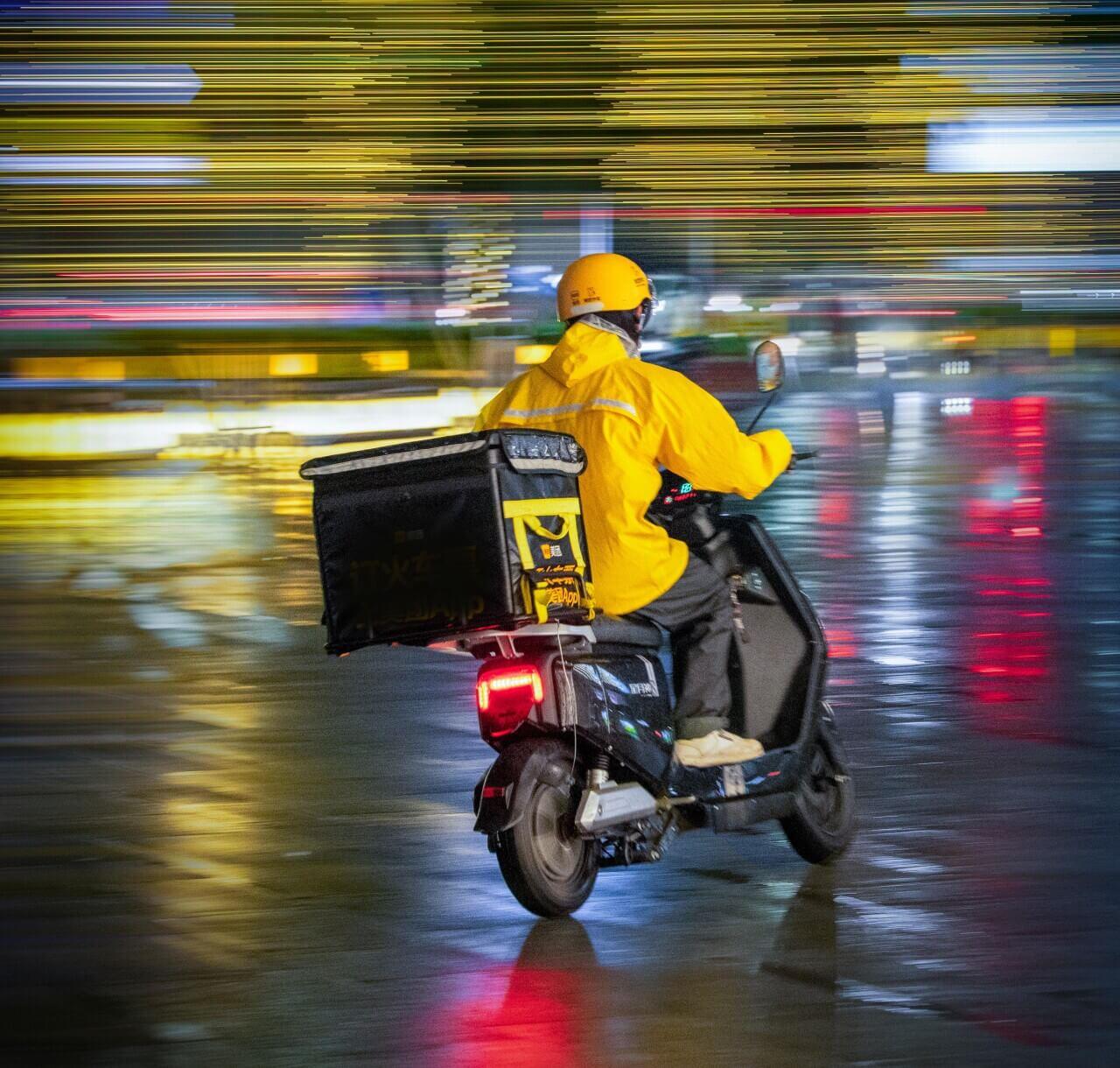摄图网_507787268_正在快速分送外卖的外卖小哥（企业商用）.jpg