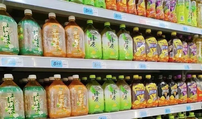 1L装饮料，疯狂“收割”年轻人？ 进入7月之后，热浪越发肆虐，各地开启高温持久战，庞大的解暑需求催生饮品销售热潮的同时，各种关于饮料的话题也在 ...