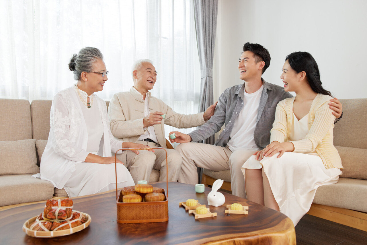 摄图网_501784722_banner_一家人中秋节居家聚会吃月饼（企业商用）.jpg