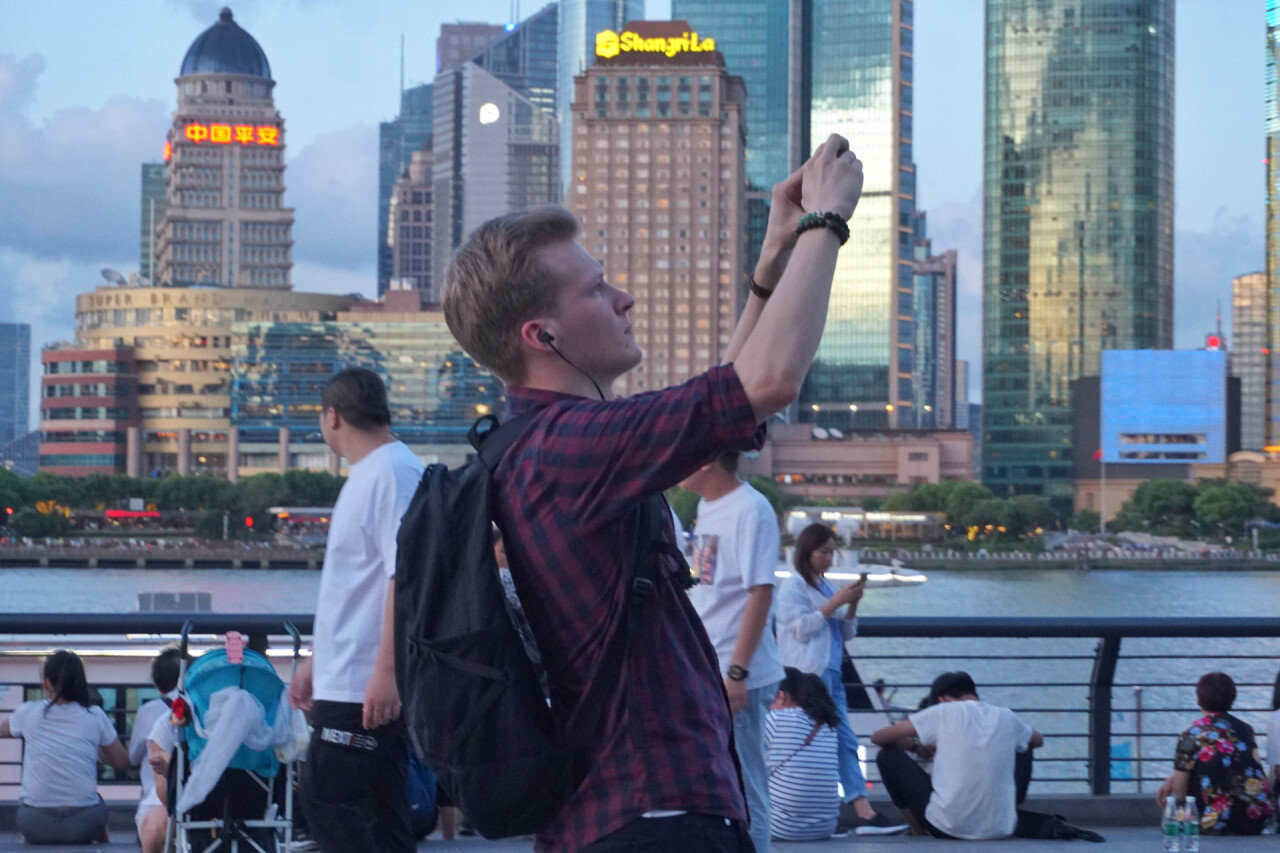 摄图网_501407929_banner_2019.9，上海外滩正在拍照的外国游客【媒体用图】（仅限媒体用图，不可用于商业用途）（企业商用）.jpg