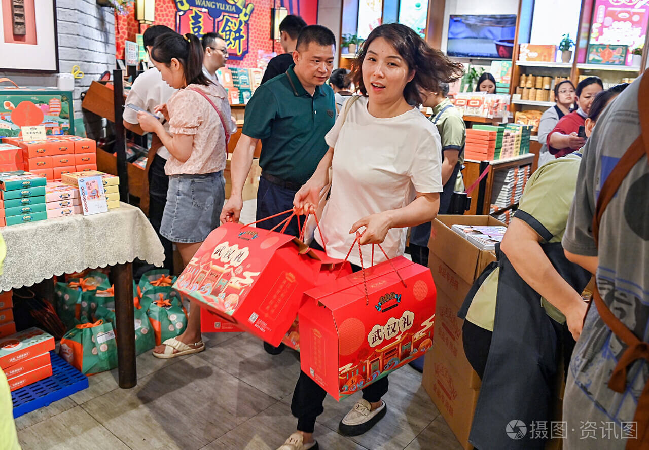 摄图网_700288298_banner_女士和男士在超市选购中秋礼盒（企业商用）.jpg