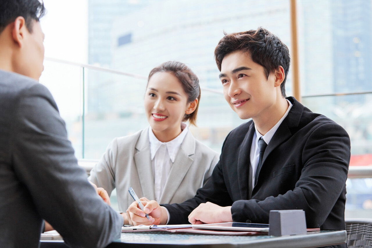摄图网_501738148_banner_商务人士洽谈工作（企业商用）.jpg