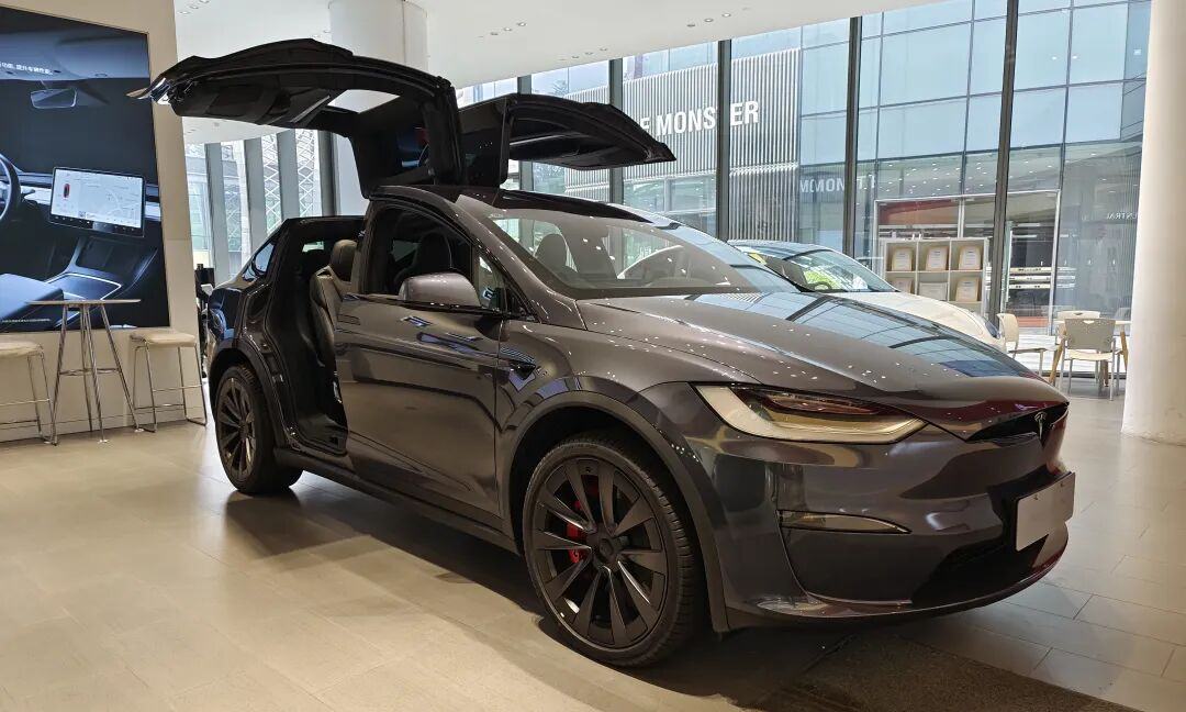 特斯拉Model X初体验：一台完全颠覆常理的“智能猛兽”
