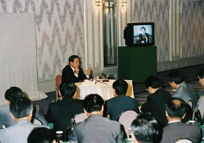 Samsung Group chairman Lee Kun-hee declares the “New Management Initiative” in Frankfurt in this file photo dated 1993. Samsung GroupSamsung Group chairman Lee Kun-hee declares the “New Management Initiative” in Frankfurt in this file photo dated 1993. Samsung Group